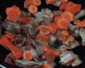 放入胡萝卜翻炒片刻，放花椒粉和生抽调味