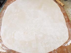 面团擀成面皮（薄厚根据个人喜好）