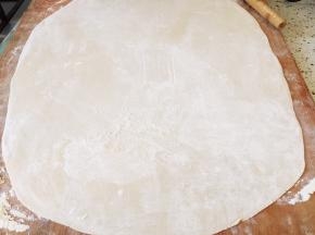 面团擀成面皮（薄厚根据个人喜好）