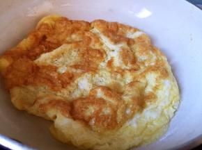 鸡蛋煎成蛋饼，切丝备用