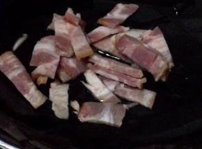 油锅烧热，放入培根煸炒片刻