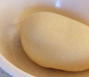 面粉加水和成面团醒1小时