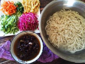 准备就绪，捞出面条，沥干水分就可以放上自己喜欢的蔬菜开吃了