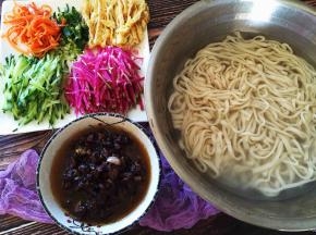 准备就绪，捞出面条，沥干水分就可以放上自己喜欢的蔬菜开吃了