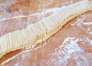 切成面条（粗细根据个人喜好）