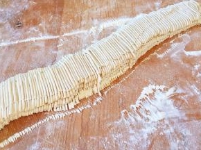 切成面条（粗细根据个人喜好）