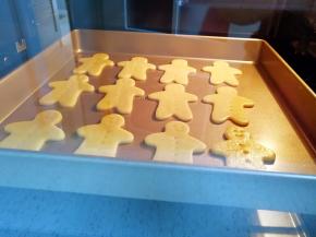 做好的姜饼人饼干送入预热好的烤箱，上下管160度烤10-12分钟。