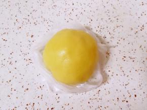 用硅胶刮刀翻拌均匀，用手和成光滑的面团，装入保鲜袋，放冰箱冷藏半个小时。