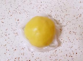 用硅胶刮刀翻拌均匀，用手和成光滑的面团，装入保鲜袋，放冰箱冷藏半个小时。