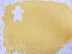 用姜饼人模具压出饼干形状。