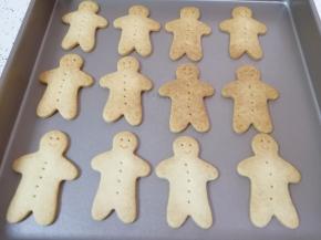 饼干表面变色即可出炉，晾凉即可食用，密封保存。