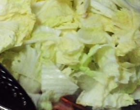 放白菜翻炒片刻