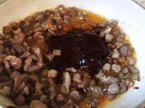 肉丁入油锅炒至变色，放黄豆酱炒出香味