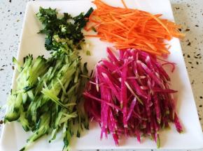 黄瓜、胡萝卜、心里美萝卜切丝，香菜切碎