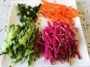 黄瓜、胡萝卜、心里美萝卜切丝，香菜切碎