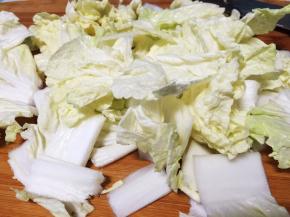白菜片薄，切小块