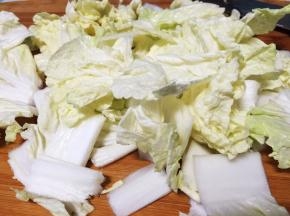 白菜片薄，切小块