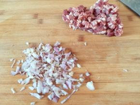 毛葱切碎，猪瘦肉切丁