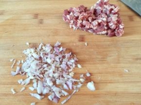 毛葱切碎，猪瘦肉切丁