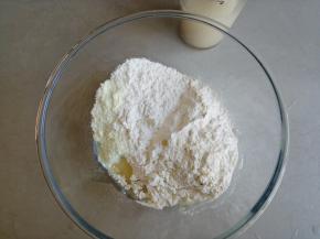 酵母和糖溶于温水中，奶粉、面粉和油倒入和面盆里