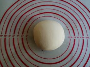 将酵母水倒入面粉里，先用筷子拌成絮状，再用手揉成光滑的面团