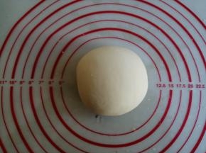 将酵母水倒入面粉里，先用筷子拌成絮状，再用手揉成光滑的面团