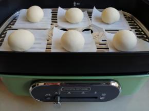 将面团分成6个35克的小面团，揉圆后放在油纸上，再放在蒸屉上，盖上锅盖