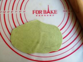 将绿色面团擀平