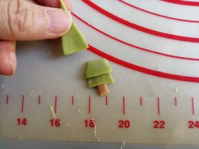 棕色面团擀平，切出6份长方形，如图这样重叠搭在一起，下面两个三角形的上半部分切掉