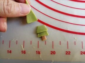 棕色面团擀平，切出6份长方形，如图这样重叠搭在一起，下面两个三角形的上半部分切掉