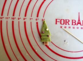 揪出一点点紫色和白色面团，沾一丁点水，借助牙签粘在树上装饰