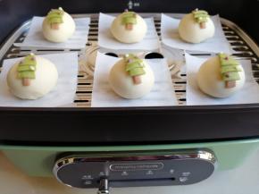 圣诞树背后沾点水，紧贴在白馒头上