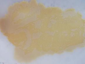 台面上铺油纸，放上变硬的面团压扁，上面再盖上一层油纸，擀至3mm厚度即可。