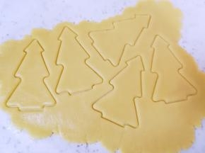 用圣诞树饼干模具压出饼干形状。