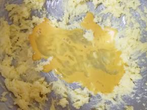 加入蛋液打发均匀。