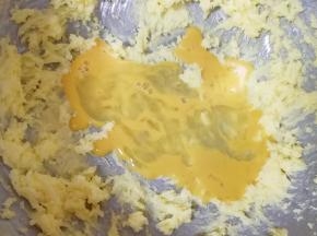 加入蛋液打发均匀。