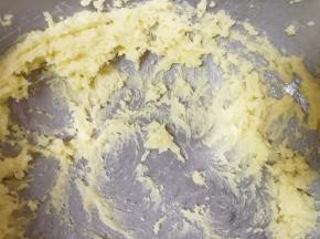 黄油提前室温软化，切成小块放入打蛋盆，先用打蛋器稍微打发，再加入细砂糖打发至颜色发白。