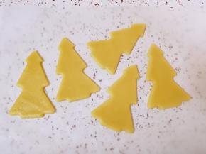 去掉边角料，油纸上就只剩下饼干了，和油纸一起移至烤盘上。烤箱上下管160度预热