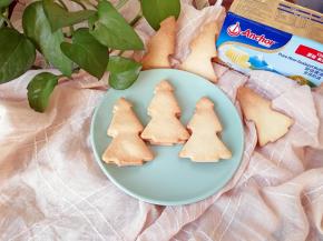 酥脆的圣诞树饼干出炉啦！晾凉即可食用，密封保存。