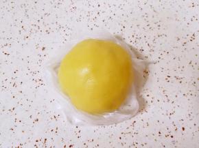 先用硅胶刮刀翻拌均匀，再用手和成光滑的面团，装入保鲜袋，放冰箱冷藏半个小时。