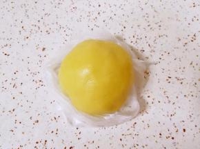 先用硅胶刮刀翻拌均匀，再用手和成光滑的面团，装入保鲜袋，放冰箱冷藏半个小时。