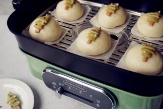 锅里放点温热水，馒头醒发20-30分钟左右，可以看到馒头胚明显大了，再调到高火，把水烧开后，转中火蒸13分钟左右。时间到关火，继续焖3-5分钟才揭锅盖