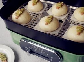 锅里放点温热水，馒头醒发20-30分钟左右，可以看到馒头胚明显大了，再调到高火，把水烧开后，转中火蒸13分钟左右。时间到关火，继续焖3-5分钟才揭锅盖