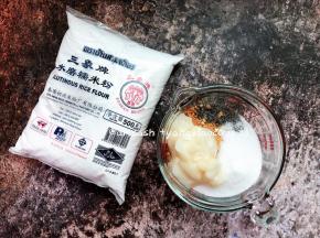 准备好材料，炒熟的黑芝麻放在料理机，打成粉状，打得越细越好，然后把烤好的熟花并脱去花生衣，一样放入料理机，打成颗粒状，花生可以不用打得太细，我不喜欢打得太细，有些颗粒感吃起来更棒。不喜欢颗粒状的可以按个人喜好来，把准备好的所有材料，把内馅的所有材料都称好放在料理碗中