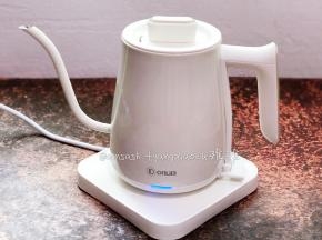 接下来，称好220克的清水，倒入电水壶中烧开，一定要烧开，我是烧了两次，就是烧开之后再重新烧开一次