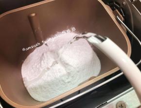 把260g的糯米粉称好放在面包机桶内，然后把烧开的开水，迅速地倒在糯米粉中，然后启动面包机的揉面程序