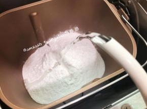 把260g的糯米粉称好放在面包机桶内，然后把烧开的开水，迅速地倒在糯米粉中，然后启动面包机的揉面程序