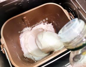 糯米面团揉到成团之后，有光滑的一面，这时候可以加入5g的食用油，继续揉至面团表面光滑