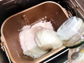 糯米面团揉到成团之后，有光滑的一面，这时候可以加入5g的食用油，继续揉至面团表面光滑
