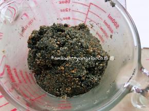 这时候我们可以来做汤圆的内馅，用刮刀把馅料按压均匀成团即可备用